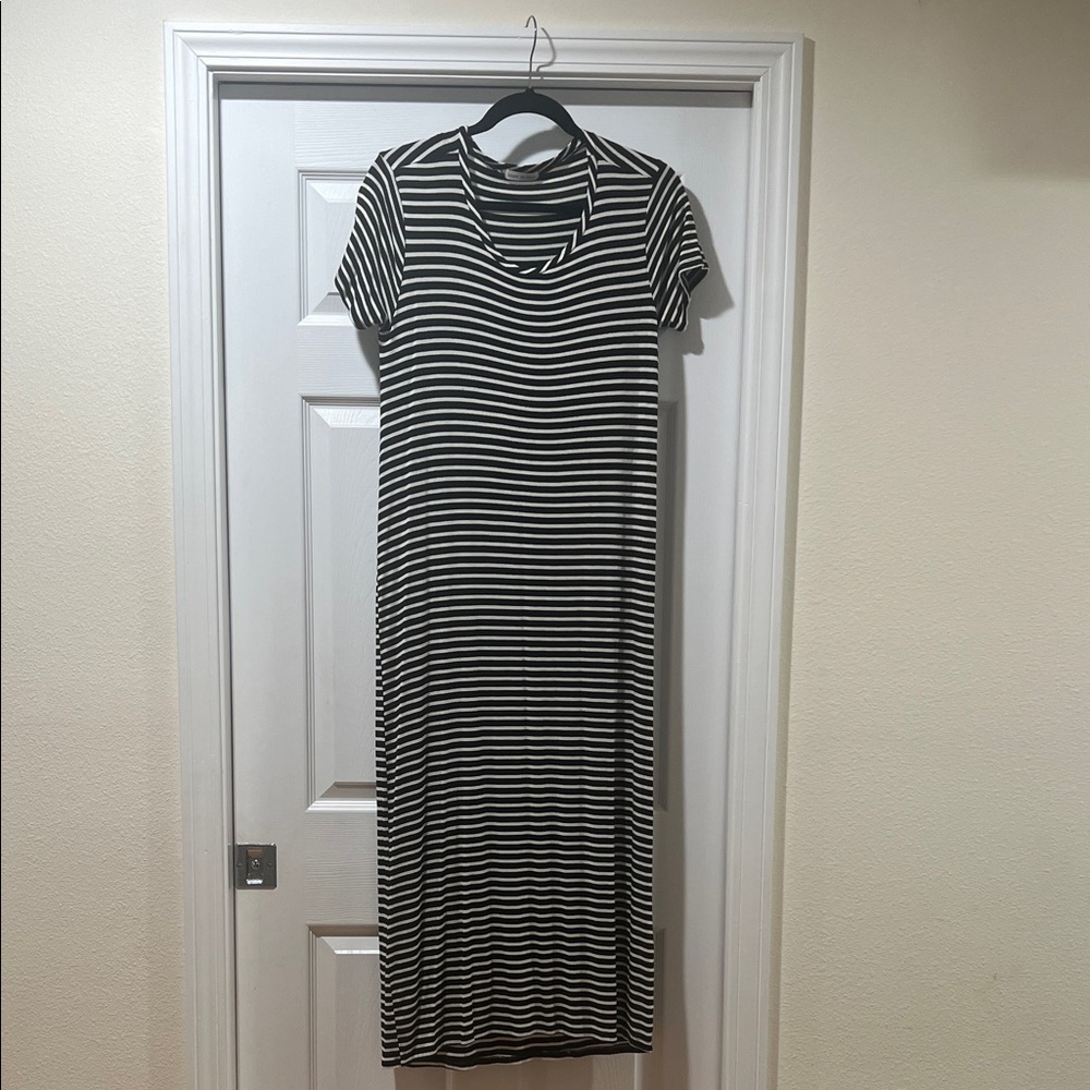 Comforbale Black and White Striped Maxi Dress. Very good condition.